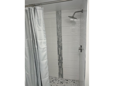 Light and Bright RENOVATED Large 1 bedroom with 2 full baths - photo 34