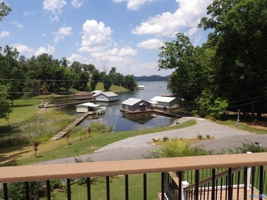 Waterfront home, Signal Point community, Guntersville city - photo 16