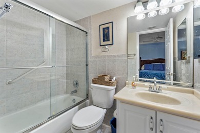 Live the Jupiter beach lifestyle in this charming 1 bed, 1.5 - photo 16