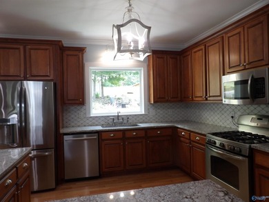 Waterfront home, Signal Point community, Guntersville city - photo 17