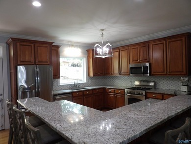 Waterfront home, Signal Point community, Guntersville city - photo 18