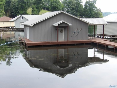 Waterfront home, Signal Point community, Guntersville city - photo 35