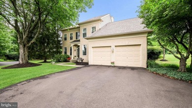 Welcome to this gorgeous Colonial nestled within the prestigious - photo 2