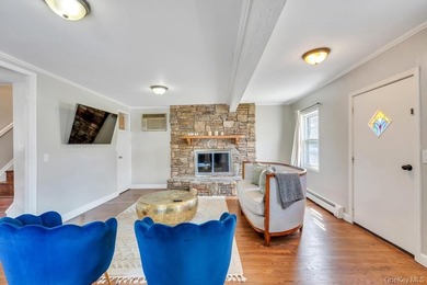 Charming Cape Cod-style 4-bedroom, 2-bathroom home offering a - photo 11