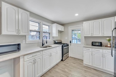 Charming Cape Cod-style 4-bedroom, 2-bathroom home offering a - photo 15
