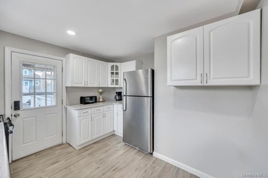 Charming Cape Cod-style 4-bedroom, 2-bathroom home offering a - photo 18