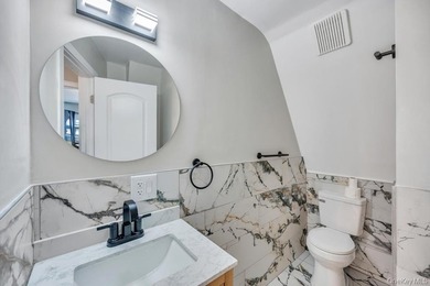 Charming Cape Cod-style 4-bedroom, 2-bathroom home offering a - photo 21