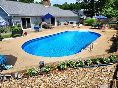 Motivated seller! This private oasis is in the heart of - photo 3