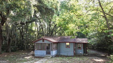 Charming opportunity in historic Darien! Ideally located in an - photo 1