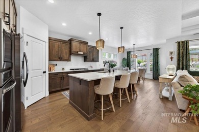 Welcome to luxury living in the highly sought-after Redhawk - photo 3
