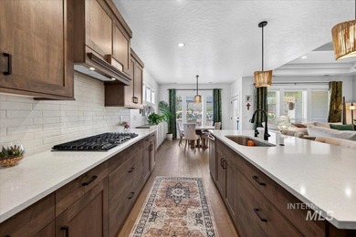 Welcome to luxury living in the highly sought-after Redhawk - photo 4