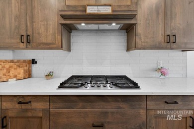 Welcome to luxury living in the highly sought-after Redhawk - photo 6
