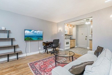 This beautifully renovated studio on the 1st floor is in