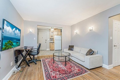 This beautifully renovated studio on the 1st floor is in