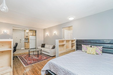 This beautifully renovated studio on the 1st floor is in