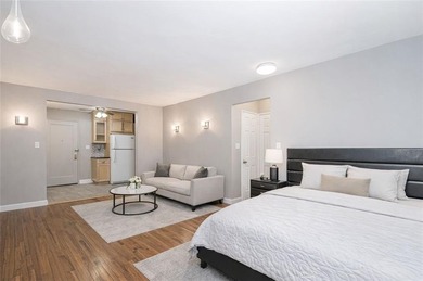 This beautifully renovated studio on the 1st floor is in