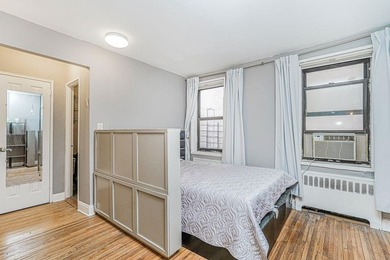 This beautifully renovated studio on the 1st floor is in