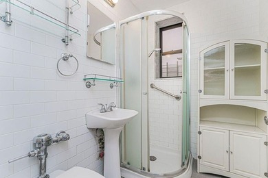 This beautifully renovated studio on the 1st floor is in