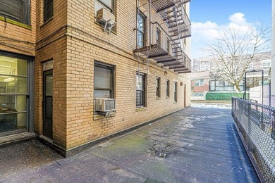 This beautifully renovated studio on the 1st floor is in