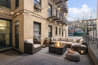 This beautifully renovated studio on the 1st floor is in