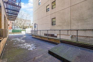 This beautifully renovated studio on the 1st floor is in