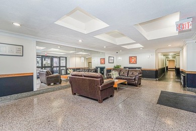 This beautifully renovated studio on the 1st floor is in