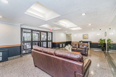 This beautifully renovated studio on the 1st floor is in