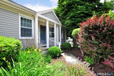 Incredibly rare opportunity to move into spacious end ranch unit - photo 2