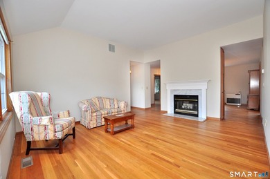 Incredibly rare opportunity to move into spacious end ranch unit - photo 4
