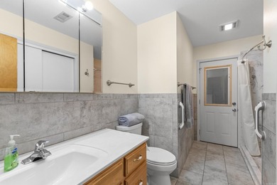 Great multigenerational living possibilities, or rent one and - photo 17