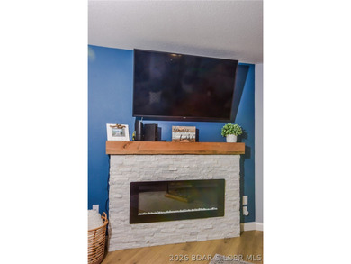 Beautiful condo with very tasteful style and colors! The unit - photo 5