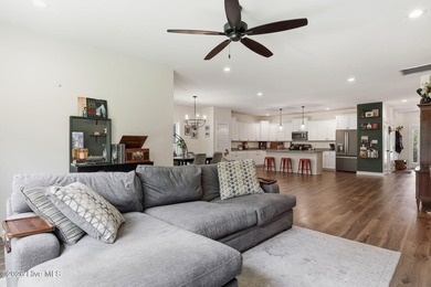 Discover the Oriental Plan, a thoughtfully designed builder's - photo 8