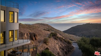 Sleek Architectural with Ocean Views. This striking contemporary - photo 4