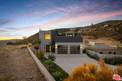 Sleek Architectural with Ocean Views. This striking contemporary - photo 5