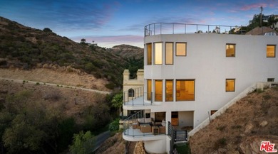 Sleek Architectural with Ocean Views. This striking contemporary - photo 6