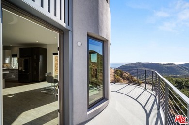 Sleek Architectural with Ocean Views. This striking contemporary - photo 7