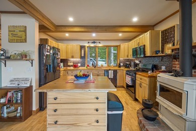 Beautifully maintained 3-bedroom, 2-bath waterfront home on - photo 17
