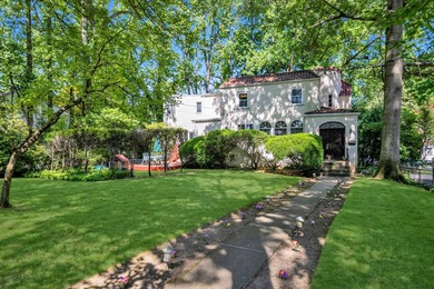 (private lake, pond, coastal) Home Sale Pending in Great Neck New York