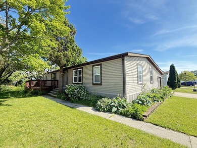 Charming 3-bedroom, 2-bathroom home located in the welcoming - photo 2