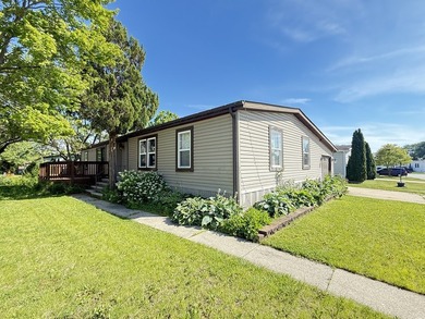 Charming 3-bedroom, 2-bathroom home located in the welcoming - photo 3