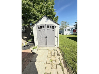 Charming 3-bedroom, 2-bathroom home located in the welcoming - photo 4
