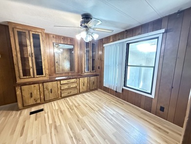 Charming 3-bedroom, 2-bathroom home located in the welcoming - photo 6