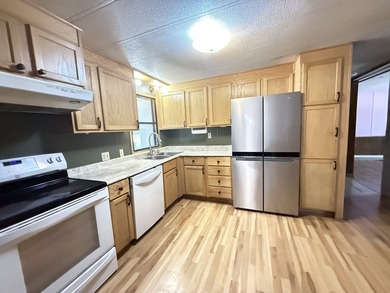 Charming 3-bedroom, 2-bathroom home located in the welcoming - photo 7