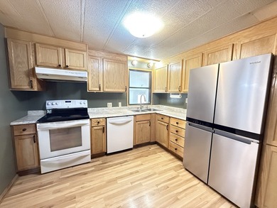 Charming 3-bedroom, 2-bathroom home located in the welcoming - photo 8