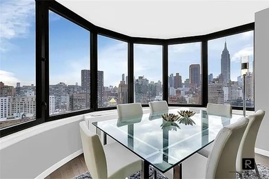 Beautifully renovated and flooded with natural Southern light - photo 1