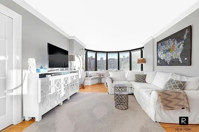 Beautifully renovated and flooded with natural Southern light - photo 2