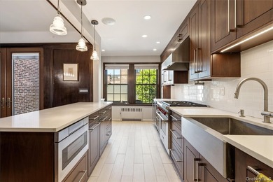 Welcome home to this beautiful Wolosoff Brothers Townhome on - photo 8
