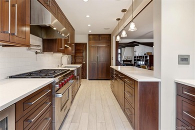 Welcome home to this beautiful Wolosoff Brothers Townhome on - photo 9