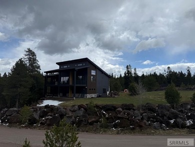 Nestled within the highly desirable Silverhawk Subdivision, this - photo 4
