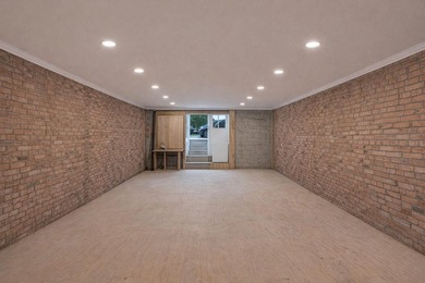 598 Pacific Street offers a fully vacant mixed use townhouse - photo 3